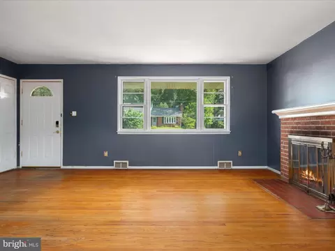 Living - 7517 Inzer St, Springfield, VA 22151 photo 2 of 3
