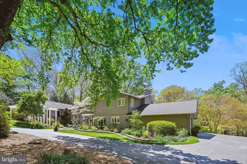 2429 Sunny Meadow Ln, Vienna, VA 22181