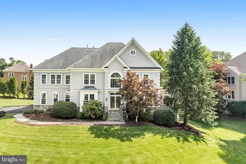 10403 Van Patten Ln, Great Falls, VA 22066