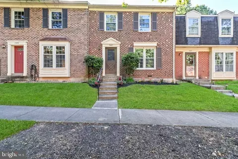 7467 Adams Park Ct, Annandale, VA 22003