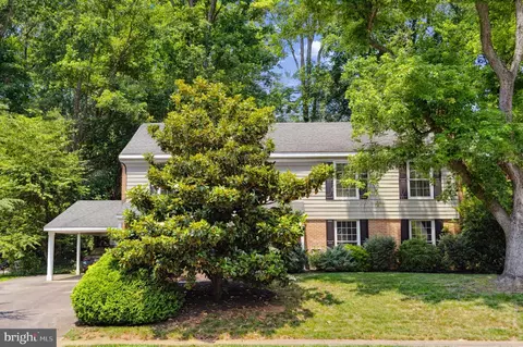 8212 Mockingbird Dr, Annandale, VA 22003
