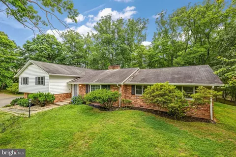 800 Kentland Dr, Great Falls, VA 22066