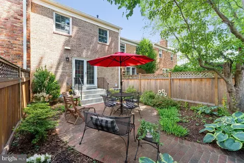 Exterior - 1610 Dunterry Pl, Mclean, VA 22101 photo 5 of 8