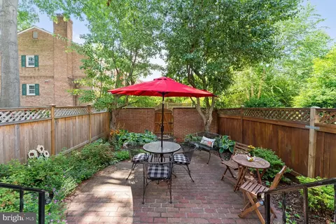 Exterior - 1610 Dunterry Pl, Mclean, VA 22101 photo 4 of 8