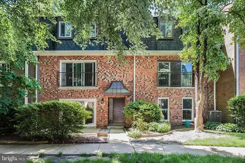 3763 Persimmon Cir, Fairfax, VA 22031