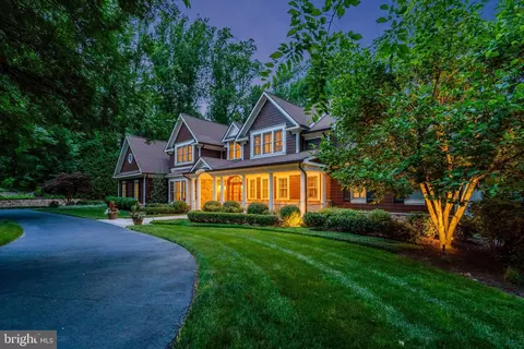 Exterior - 835 Whann Ave, Mclean, VA 22101 photo 4 of 21