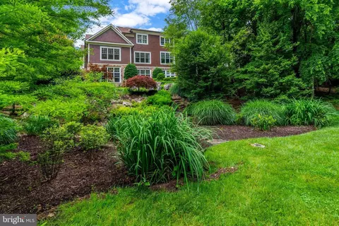 Exterior - 835 Whann Ave, Mclean, VA 22101 photo 11 of 21