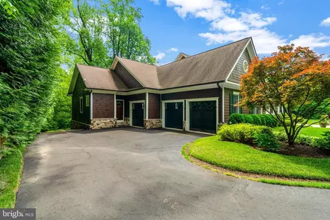 Exterior - 835 Whann Ave, Mclean, VA 22101 photo 6 of 21