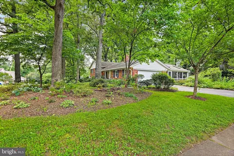 Exterior - 7912 Falstaff Rd, Mclean, VA 22102 photo 7 of 49