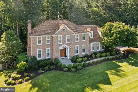 9734 Rolling Ridge Dr, Fairfax Station, VA 22039