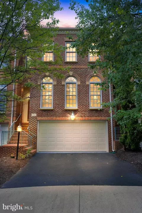 12412 Meadow Field Dr, Fairfax, VA 22033