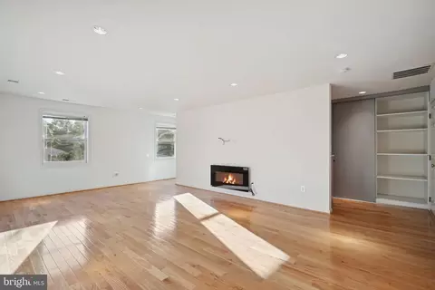 Living - 2068 Kirby Rd, Mclean, VA 22101 photo 8 of 10