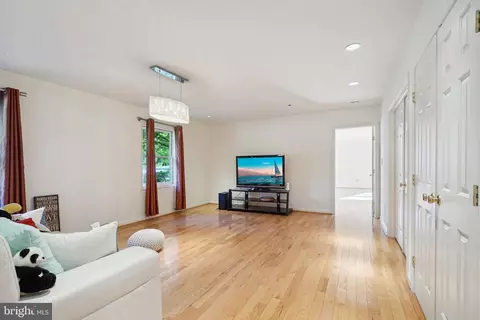 Living - 2068 Kirby Rd, Mclean, VA 22101 photo 5 of 10