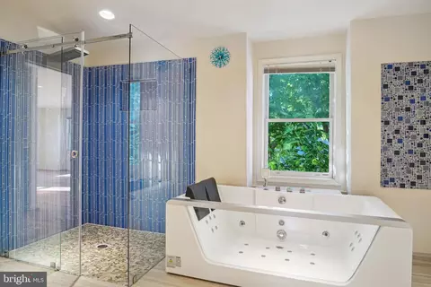 Bath - 2068 Kirby Rd, Mclean, VA 22101 photo 3 of 7
