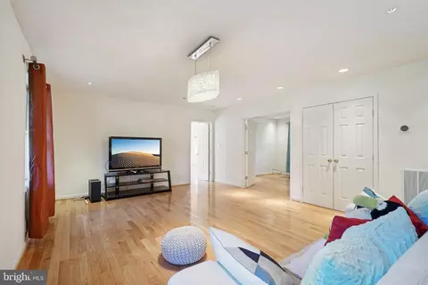 Living - 2068 Kirby Rd, Mclean, VA 22101 photo 4 of 10