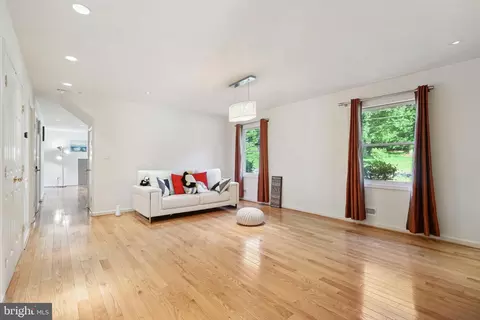 Living - 2068 Kirby Rd, Mclean, VA 22101 photo 2 of 10