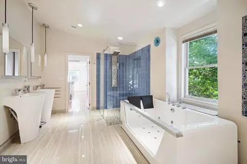 Bath - 2068 Kirby Rd, Mclean, VA 22101 photo 4 of 7