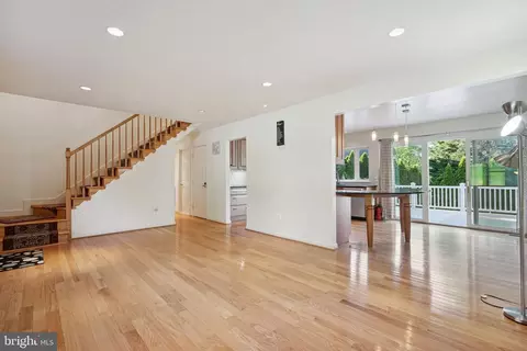Living - 2068 Kirby Rd, Mclean, VA 22101 photo 6 of 10