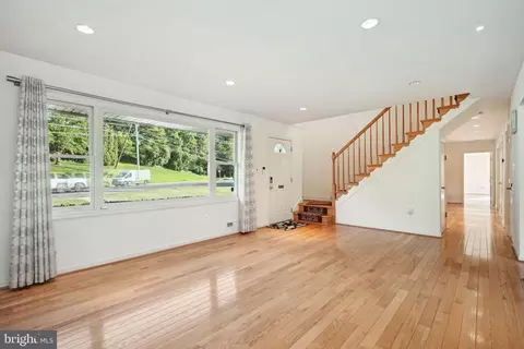 Living - 2068 Kirby Rd, Mclean, VA 22101 photo 7 of 10