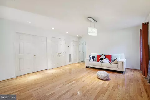 Living - 2068 Kirby Rd, Mclean, VA 22101 photo 3 of 10