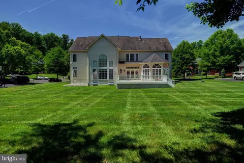 Exterior - 1365 Hardison Ln, Mclean, VA 22102 photo 3 of 7