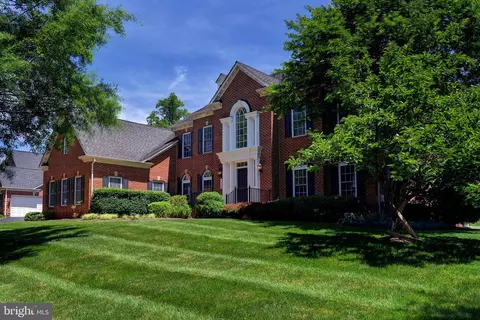 Exterior - 1365 Hardison Ln, Mclean, VA 22102 photo 2 of 7