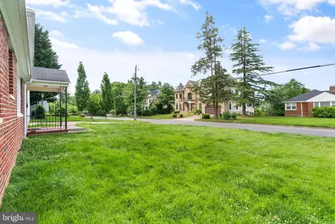 Exterior - 6508 Chesterfield Ave, Mclean, VA 22101 photo 6 of 19