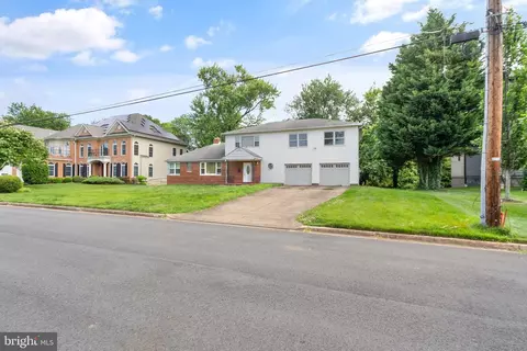 Exterior - 6508 Chesterfield Ave, Mclean, VA 22101 photo 3 of 19