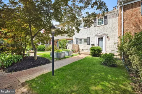 6008 Hardwick Pl, Falls Church, VA 22041