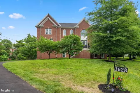 Exterior - 1628 Kirby Rd, Mclean, VA 22101 photo 9 of 10