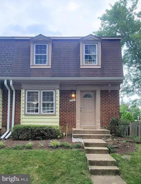 714 Birch Ct, Herndon, VA 20170