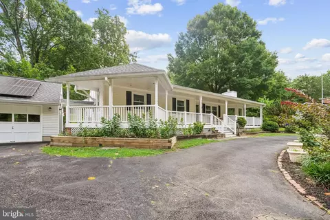 5817 Brookview Dr, Alexandria, VA 22310