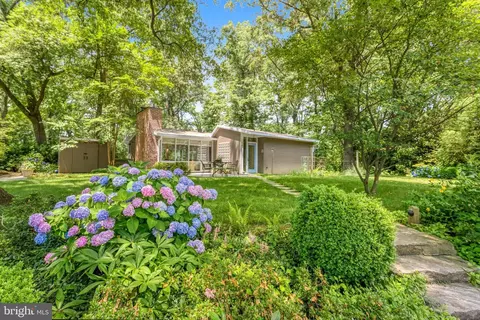 1917 Marthas Rd, Alexandria, VA 22307