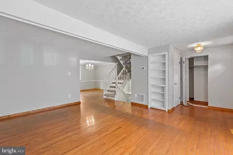Living - 9008 Golden Leaf Ct, Springfield, VA 22153 photo 2 of 4