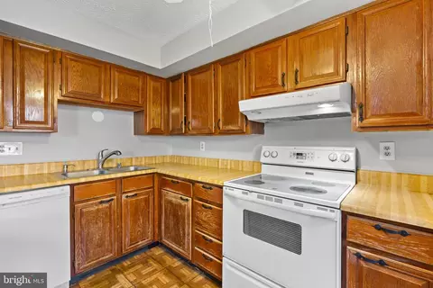Kitchen - 9008 Golden Leaf Ct, Springfield, VA 22153 photo 4 of 4