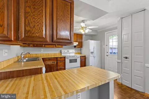 Kitchen - 9008 Golden Leaf Ct, Springfield, VA 22153 photo 3 of 4