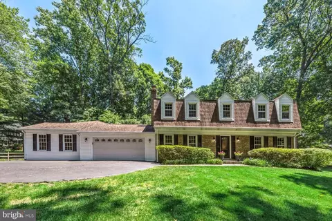 707 Forest Park Rd, Great Falls, VA 22066