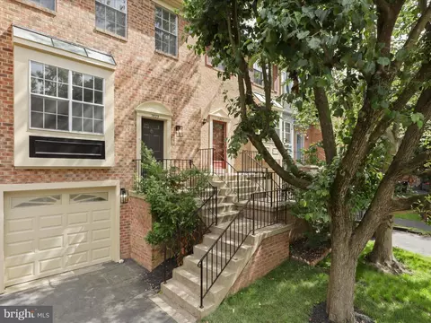 7823 Solomon Seal Dr, Springfield, VA 22152