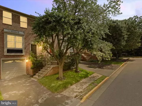 7823 Solomon Seal Dr, Springfield, VA 22152 photo 2