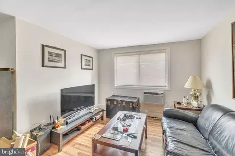 2846 Annandale Rd #219, Falls Church, VA 22042