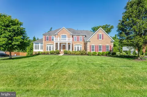 9320 Occoquan Overlook Dr, Lorton, VA 22079