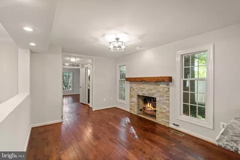 Living - 6563 Forsythia St, Springfield, VA 22150 photo 4 of 6