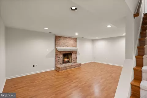Living - 6563 Forsythia St, Springfield, VA 22150 photo 5 of 6