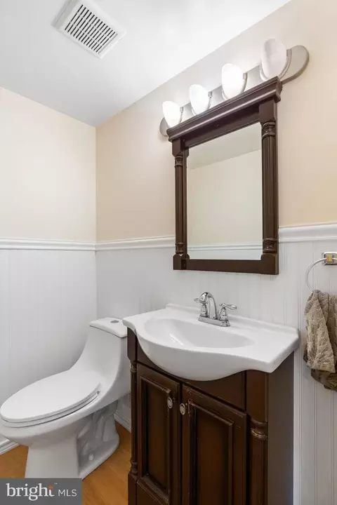 Bath - 651 Eric Ct, Herndon, VA 20170 photo 1 of 7