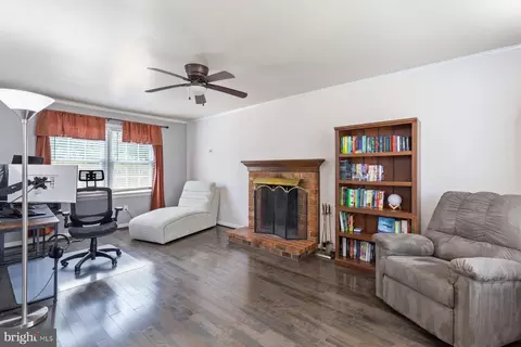 Living - 651 Eric Ct, Herndon, VA 20170 photo 2 of 2