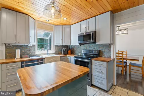 Kitchen - 651 Eric Ct, Herndon, VA 20170 photo 2 of 4