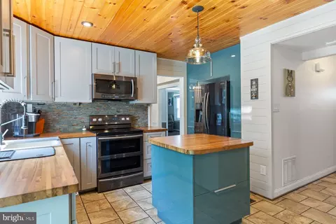 Kitchen - 651 Eric Ct, Herndon, VA 20170 photo 3 of 4