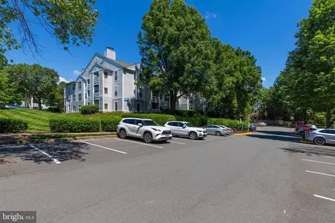 10300 Appalachian Cir #207, Oakton, VA 22124