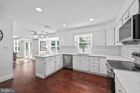 8445 Rushing Creek Ct, Springfield, VA 22153 photo 16