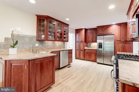 1207 Meadow Green Ln, Mclean, VA 22102 photo 10
